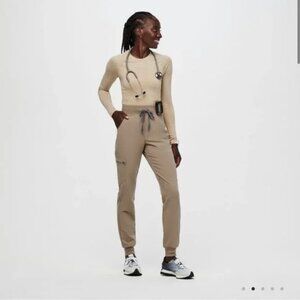 Latte Women's Figs Scrubs SET Medium: Zamora Jogger (MT) & Salta Underscrub (M)